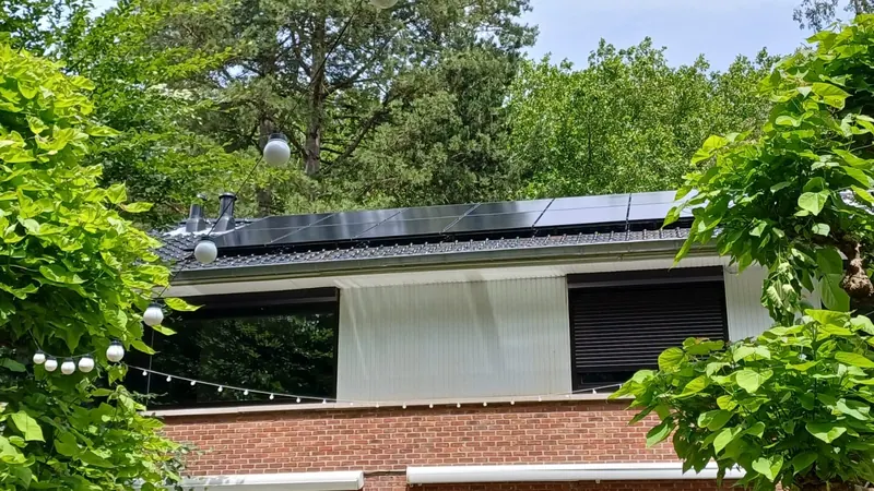 Toiture résidentielle équipée de panneaux photovoltaïques