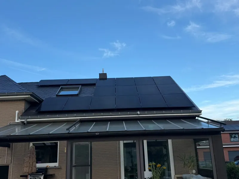 Panneaux solaires noirs posés sur la toiture d’une maison